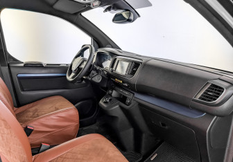 Подержанный автомобиль Peugeot Traveller 2018 года (11 фото)