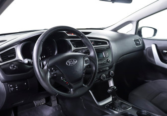 Подержанный автомобиль Kia Ceed Wagon 2017 года (12 фото)