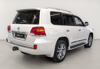 Подержанный автомобиль Toyota Land Cruiser Suv 2012 года (5 фото)