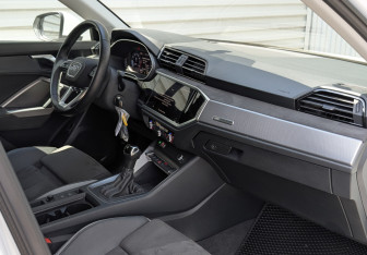 Подержанный автомобиль Audi Q3 2023 года (13 фото)