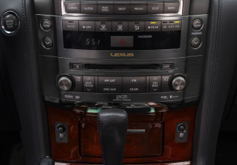 Подержанный автомобиль Lexus LX 2008 года (19 фото)