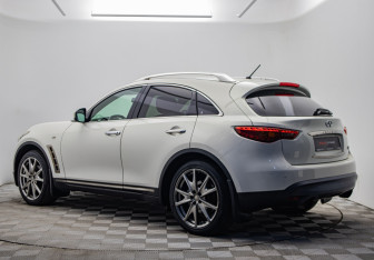 Подержанный автомобиль Infiniti FX 2010 года (7 фото)