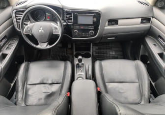 Подержанный автомобиль Mitsubishi Outlander 2012 года (10 фото)