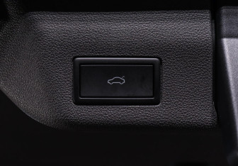 Подержанный автомобиль Volkswagen Multivan 2022 года (22 фото)