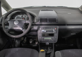 Подержанный автомобиль Volkswagen Sharan 2005 года (13 фото)