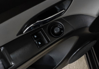 Подержанный автомобиль Chevrolet Cruze Sedan 2012 года (17 фото)