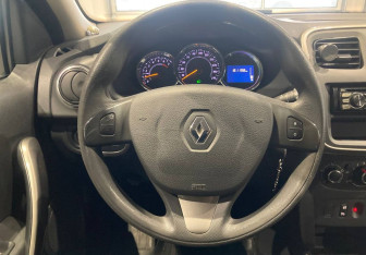Подержанный автомобиль Renault Sandero 2015 года (13 фото)