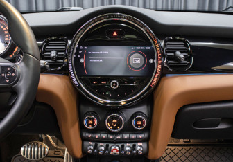 Подержанный автомобиль MINI Hatch 2021 года (15 фото)