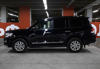 Подержанный автомобиль Toyota Land Cruiser Suv 2016 года (8 фото)