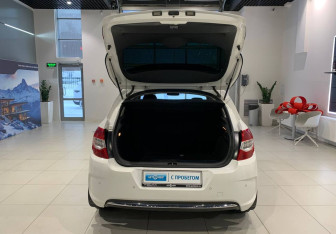 Подержанный автомобиль Citroen C4 Hatchback 2011 года (7 фото)