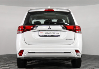 Подержанный автомобиль Mitsubishi Outlander 2022 года (6 фото)