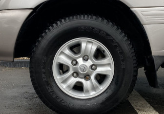 Подержанный автомобиль Toyota Land Cruiser Suv 2000 года (9 фото)