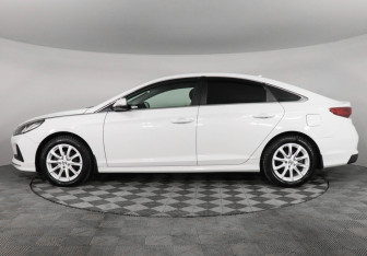 Подержанный автомобиль Hyundai Sonata 2018 года (8 фото)