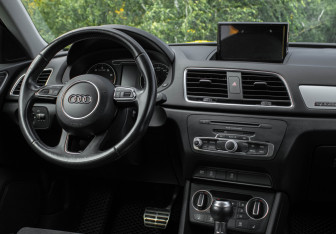 Подержанный автомобиль Audi Q3 2016 года (10 фото)