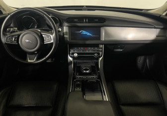 Подержанный автомобиль Jaguar XF Sedan 2019 года (12 фото)