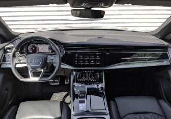 Подержанный автомобиль Audi Q8 2024 года (13 фото)