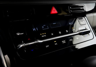 Подержанный автомобиль Kia Carnival 2022 года (28 фото)