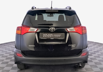 Подержанный автомобиль Toyota RAV4 2015 года (6 фото)