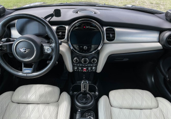Подержанный автомобиль MINI Hatch 2021 года (12 фото)