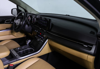 Подержанный автомобиль Kia Carnival 2021 года (10 фото)