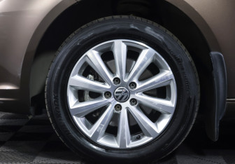 Подержанный автомобиль Volkswagen Touran 2013 года (19 фото)