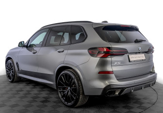 Подержанный автомобиль BMW X5 2025 года (7 фото)