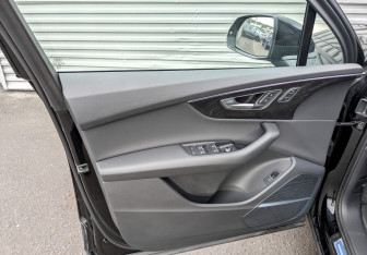 Подержанный автомобиль Audi Q7 2023 года (19 фото)