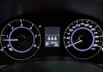 Подержанный автомобиль Infiniti QX70 2014 года (16 фото)