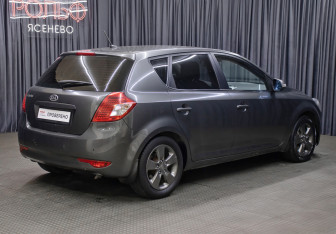 Подержанный автомобиль Kia Ceed Hatchback 2010 года (5 фото)