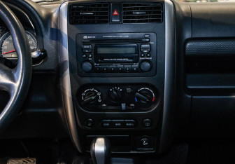 Подержанный автомобиль Suzuki Jimny 2007 года (10 фото)