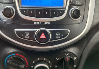 Подержанный автомобиль Hyundai Solaris Sedan 2012 года (15 фото)