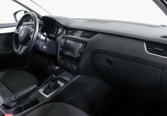 Подержанный автомобиль Skoda Octavia Liftback 2016 года (5 фото)