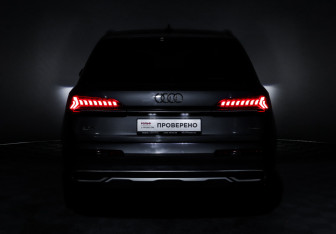 Подержанный автомобиль Audi Q7 2023 года (19 фото)