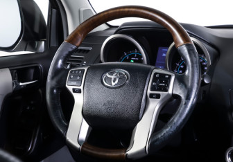 Подержанный автомобиль Toyota Land Cruiser Prado 2011 года (14 фото)