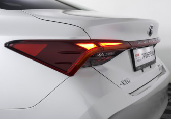 Подержанный автомобиль Toyota Avalon 2022 года (28 фото)