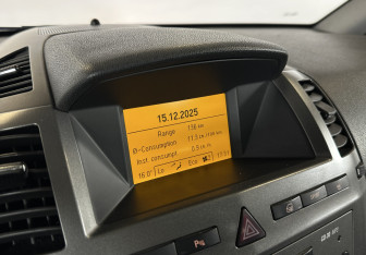 Подержанный автомобиль Opel Zafira Compactvan 2007 года (20 фото)