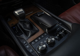 Подержанный автомобиль Lexus LX 2016 года (19 фото)