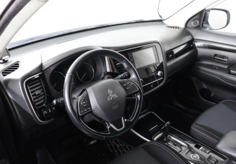 Подержанный автомобиль Mitsubishi Outlander 2021 года (7 фото)