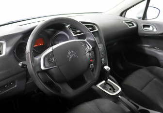 Подержанный автомобиль Citroen C4 Hatchback 2012 года (7 фото)