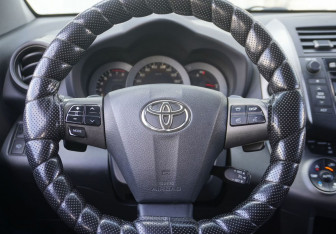 Подержанный автомобиль Toyota RAV4 2010 года (14 фото)