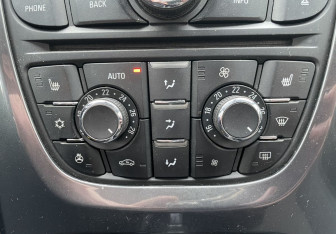 Подержанный автомобиль Opel Astra Wagon 2012 года (13 фото)