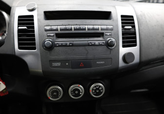 Подержанный автомобиль Mitsubishi Outlander 2007 года (17 фото)