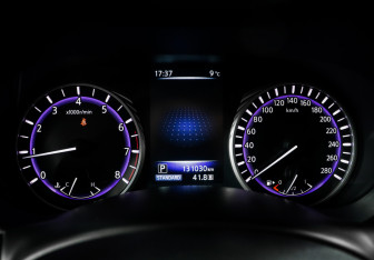 Подержанный автомобиль Infiniti Q50 2017 года (11 фото)