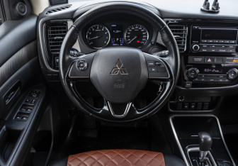 Подержанный автомобиль Mitsubishi Outlander 2018 года (10 фото)