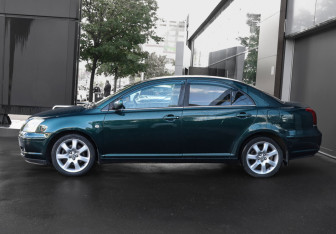 Подержанный автомобиль Toyota Avensis Sedan 2004 года (8 фото)