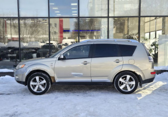 Подержанный автомобиль Mitsubishi Outlander 2008 года (5 фото)