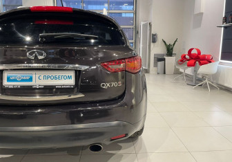 Подержанный автомобиль Infiniti QX70 2013 года (8 фото)