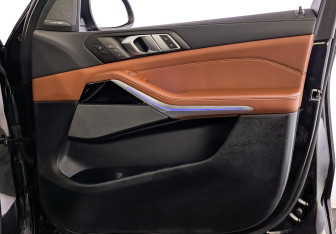 Подержанный автомобиль BMW X7 2024 года (25 фото)