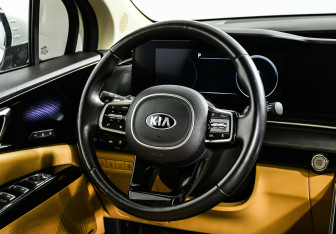 Подержанный автомобиль Kia Carnival 2020 года (12 фото)