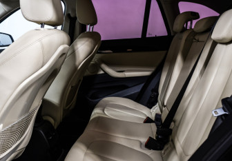 Подержанный автомобиль BMW X1 2017 года (12 фото)